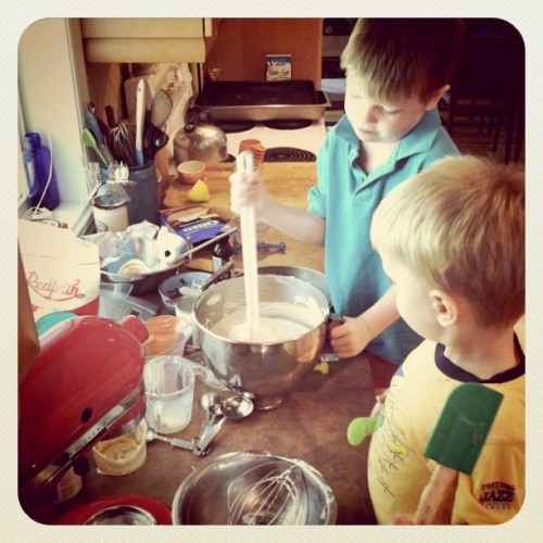 kids baking pie