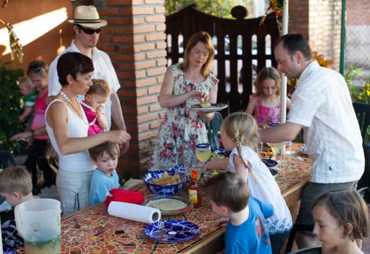 feeding kids in Mexico