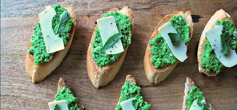 Pea & Parmesan Crostini on simplebites.net