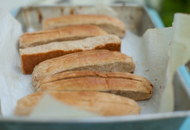 Hausgemachte Vollkorn-Hotdog-Brötchen auf einfachen Bissen | www.simplebites.net 